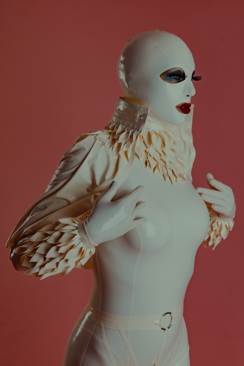 AnaRubber's tweet photo. The white fetish lady I love clean and white. #madewithlove #whiterubber #whitelatex #fetish #avafetishart #art #maskedwoman #redlips #longlashes #accessoirs by @avafetishart https://t.co/LtdubYsFyP