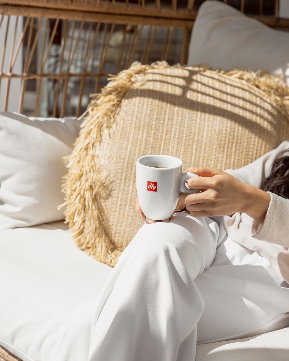 illyUSA's tweet photo. A tranquil corner, a steaming cup of coffee—moments like these set the tone for a productive day. #LIVEHAPPilly #QualityLoves Details #illycoffee #MorningRoutine https://t.co/fGsTK5a181