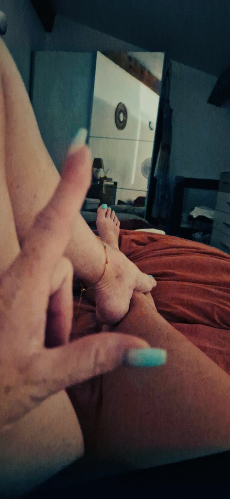 dominalyla's tweet photo. Toujours le même process...💁‍♀️👑
•offrande🤑
•dm+présentation 
#FOOTFETİSH #domina #mistress #moneyslave #moneymiss #ballbusting #footjob #feetlover #soumis #goddess https://t.co/C5t58j2BML