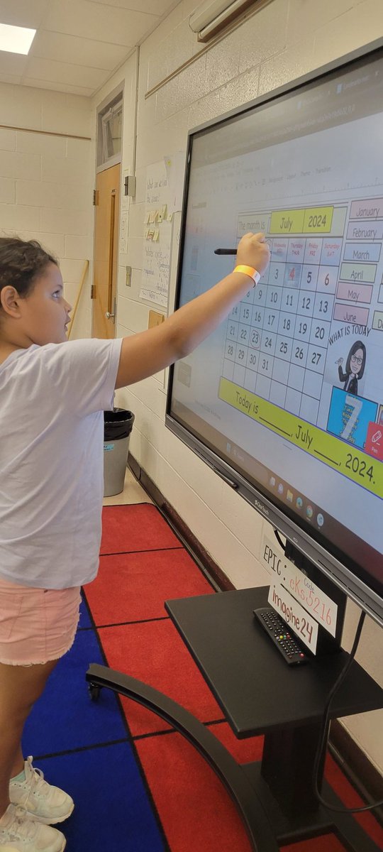 AritaElizabeth4's tweet photo. Week 2 -Day 2 😎 at Warrenwood.
We're having a blast every single day. Learning about Symbols of the United States, landmarks and more 🤓
#ESL
#LanguageCamp https://t.co/aGhHuuvG7r