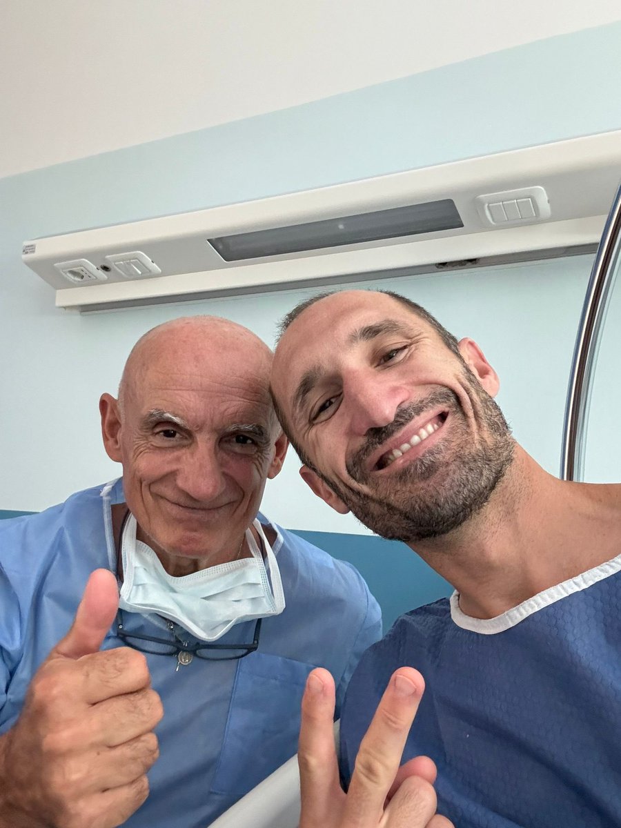 Chiellini qui se fait opérer par son propre père mdrrr le flex incroyable