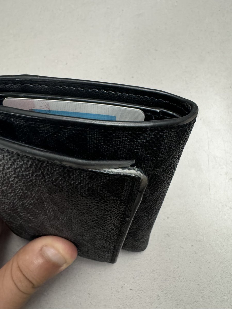 Avilaa_26's tweet photo. @MichaelKors I only had this wallet for 7 months and it’s already falling apart. I only use it for work so I’m not beating this shit out of it but I don’t expect it to look cheap after not even a year. You gotta fix this https://t.co/u8Pwj5CezV