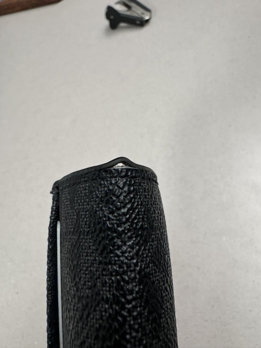 Avilaa_26's tweet photo. @MichaelKors I only had this wallet for 7 months and it’s already falling apart. I only use it for work so I’m not beating this shit out of it but I don’t expect it to look cheap after not even a year. You gotta fix this https://t.co/u8Pwj5CezV