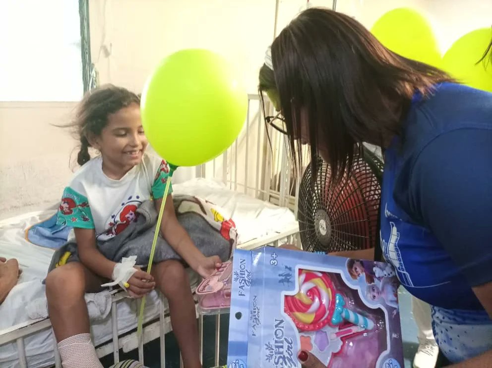 PDVSA_RORIENTE's tweet photo. 🏥🎁♥️ Trabajadores de la Gerencia de Desarrollo Social de Refinación Oriente realizaron una labor humanitaria para niños y niñas internados en los hospitales Domingo Guzmán Lander y Dr. César Rodríguez, ubicados en el estado Anzoátegui.

@PDVSA
@TellecheaRuiz
@NicolasMaduro https://t.co/mcDs3bqXpV