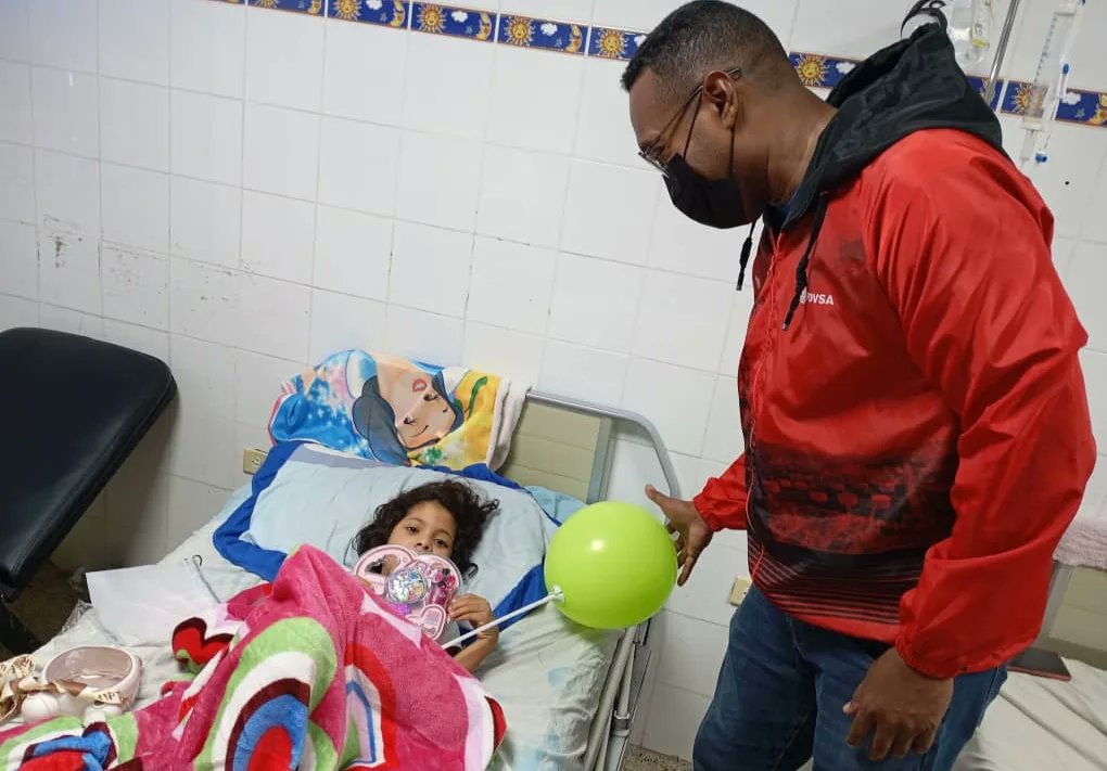 🏥🎁♥️ Trabajadores de la Gerencia de Desarrollo Social de Refinación Oriente realizaron una labor humanitaria para niños y niñas internados en los hospitales Domingo Guzmán Lander y Dr. César Rodríguez, ubicados en el estado Anzoátegui.

<a href="/PDVSA/">PDVSA</a>
<a href="/TellecheaRuiz/">Rafael Tellechea</a>
<a href="/NicolasMaduro/">Nicolás Maduro</a>
