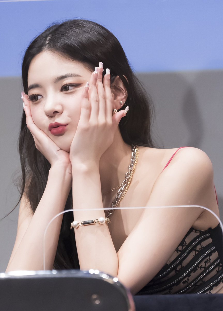 dailycjs's tweet photo. she's this emoji 😗 https://t.co/h3NTWUZj4J