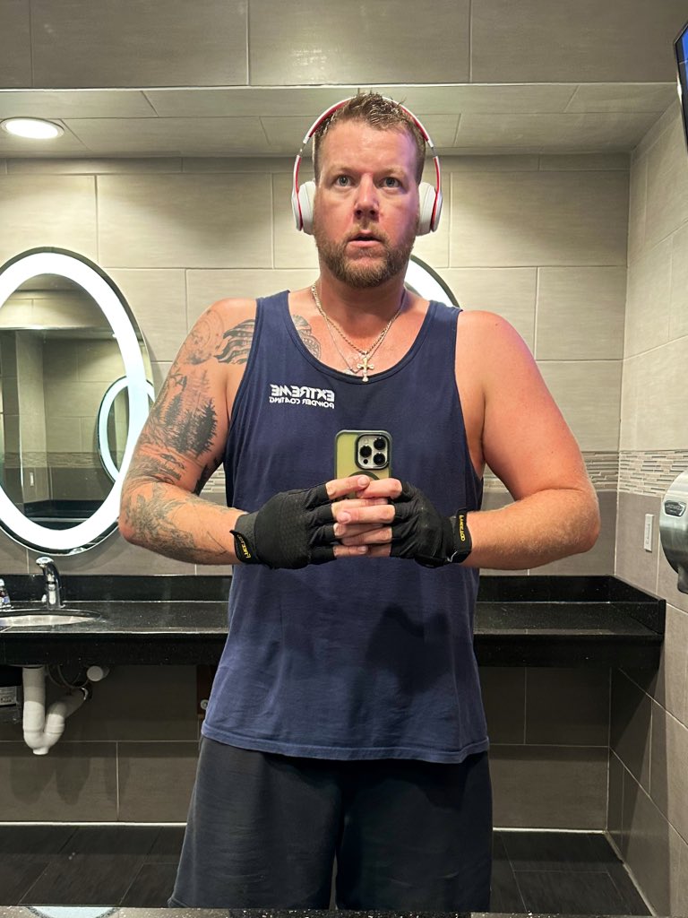 FaithIronFit's tweet photo. The only thing stoping you is: YOU🫵🏼
Never stop pushing; setting some PRs today 💪🏼⚙️
#VeeFit #GetStrongForVeecon #VeeDads #DadGang https://t.co/1pDZ7cFyci