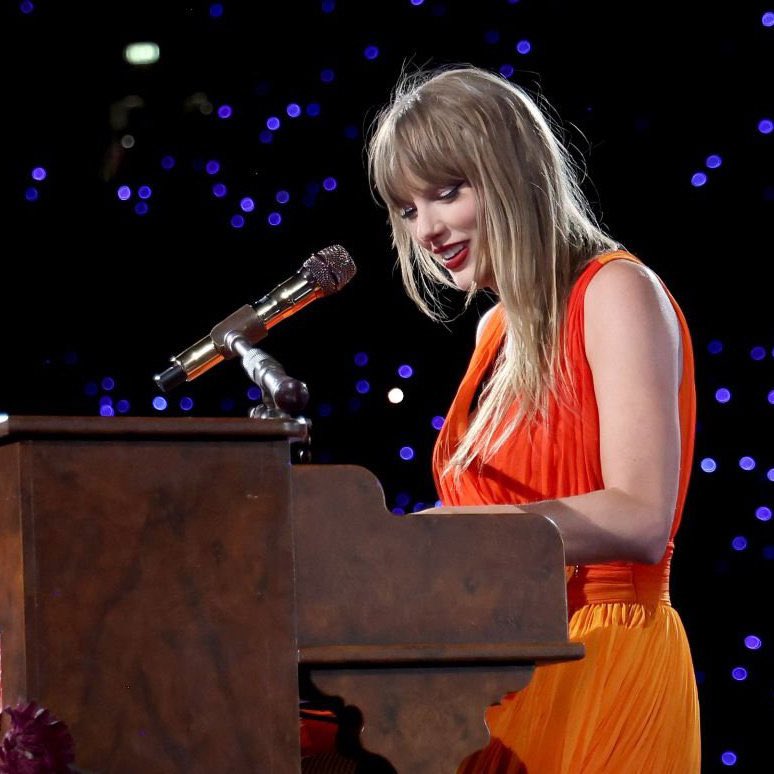 tswifterastour's tweet photo. 🚨| TAYLOR SWIFT PERFORMS A MASHUP OF "We Were Happy" and "Happiness" FOR THE ERAS TOUR IN HAMBURG, GERMANY! #HamburgTSTheErasTour https://t.co/aIyErINQmT