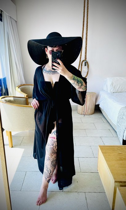 Giving some black widow vibes during my holz https://t.co/0Vvhcv6rsz