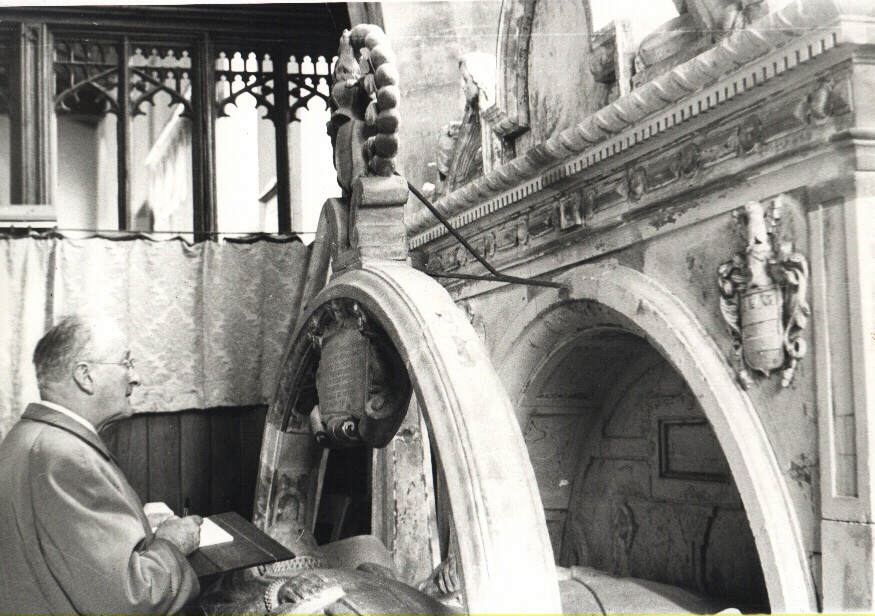 natchjourneyman's tweet photo. Nikolaus #Pevsner snapped recording the C17th Tombs of Rev. John Jesop & Dr Thomas Jesop, who lie together as a pair of recumbunt effigies at St Mary’s, Gillingham, Dorset. I don’t think he left the abrasive note for the Church Warden. #chequesmaybeleftintheparishoffice @YalePevsner #churchgoing.