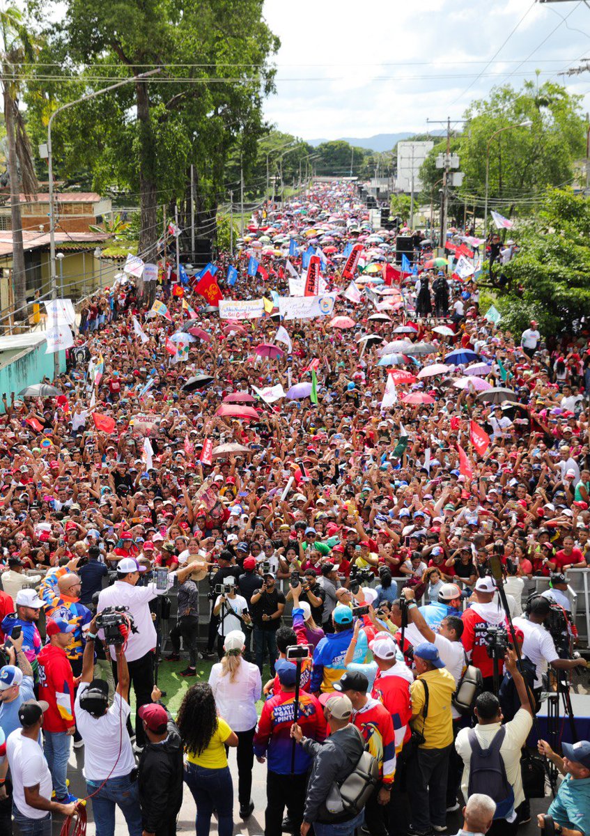 #DeInterés📰|El presidente y candidato de la Patria  <a href="/NicolasMaduro/">Nicolás Maduro</a> subrayó que el pueblo está decidido a triunfar y a quitarse de encima a la extrema derecha para siempre.