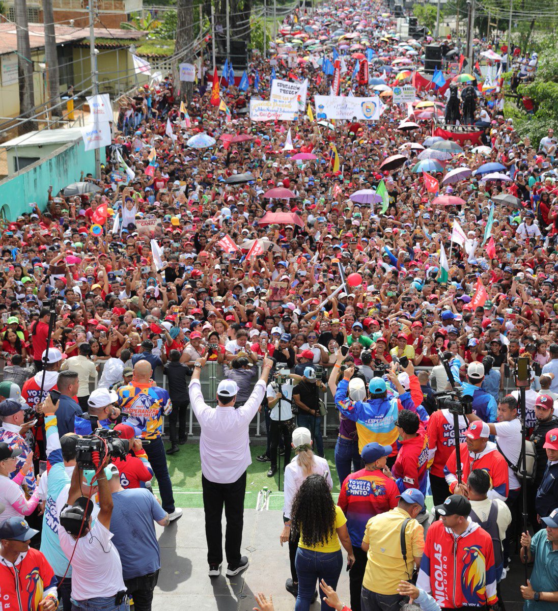 #Entérate📰|“Nadie podrá manchar el proceso electoral”, ratificó el presidente <a href="/NicolasMaduro/">Nicolás Maduro</a>, al advertir que la extrema derecha va a gritar fraude. 

“Anótenlo, no esperemos nada bueno de esa oligarquía racista y fascista. Esperemos de ellos siempre su odio, mentira y
