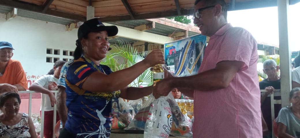 Entrega especial de combos CLAP a los abuelos y abuelas de la Patria en la parroquia El Cenizo del municipio Miranda, retribuyendo el amor de los adultos mayores. 

#AfirmativosYPaLante