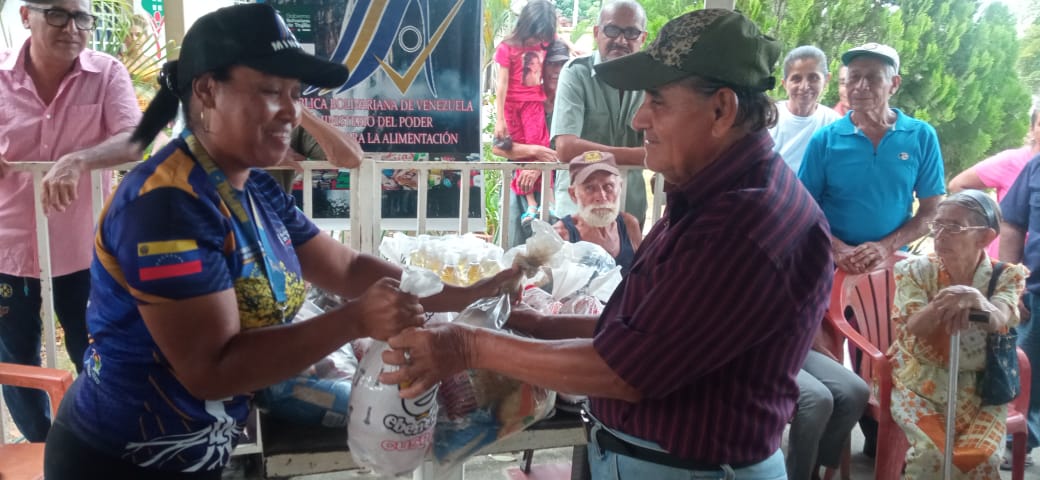 Minppaltru's tweet photo. Entrega especial de combos CLAP a los abuelos y abuelas de la Patria en la parroquia El Cenizo del municipio Miranda, retribuyendo el amor de los adultos mayores. 

#AfirmativosYPaLante https://t.co/ukOUkpmksu
