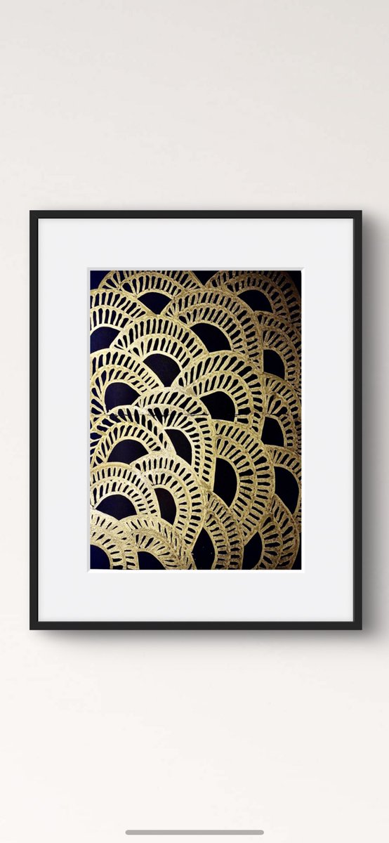 Alioune_BCamara's tweet photo. Aventures Artistiques | Aujourd'hui, j'ai emprunter quelques paillettes d'or à Kanka Moussa. Je les ai ensuite intégré dans un feutre, que j'ai appliqué sur un papier noir, créant ainsi une œuvre à la fois précieuse et simple. #1Jour1Creation https://t.co/VRv0CucMqi