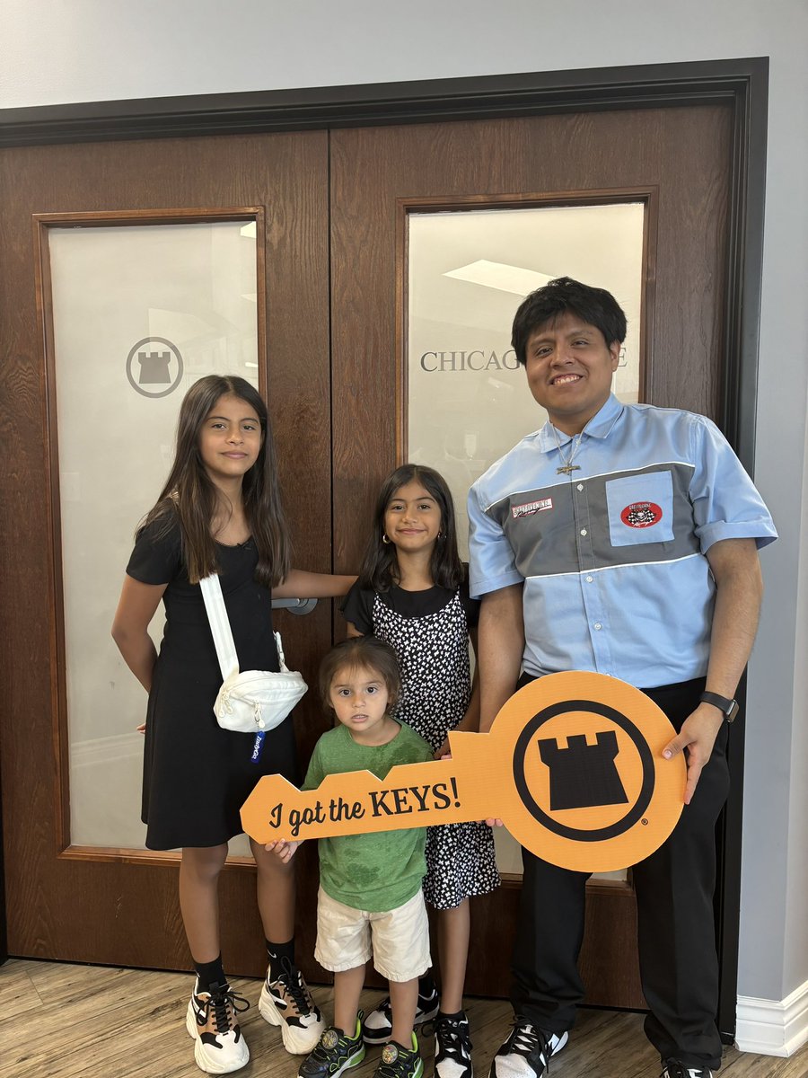 Bamslol's tweet image. Something I’ve always wanted to accomplish in life was paying back to my Mom and Family.

Today I bought my Mom and my family a new home.

I’M OFFICIALLY A HOME OWNER✅🥳