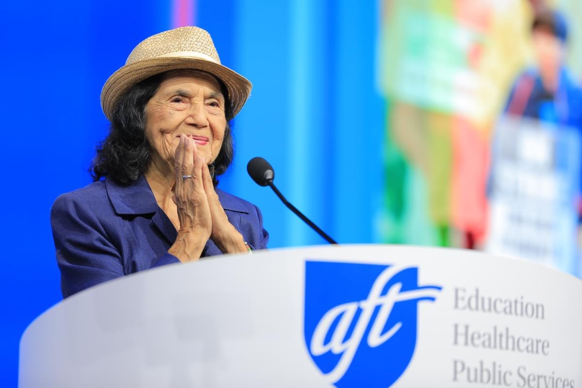 AFTNM's tweet image. NM Delegates from 6 different locals of our union are in #Houston as we lay out a clear vision with #RealSolutions for Kids and Communities. Prez Weingarten &amp;amp; other speakers - like NM's own Dolores Huerta - reminded us that our work is on-going &amp;amp; intersectional.

@unionwhitney