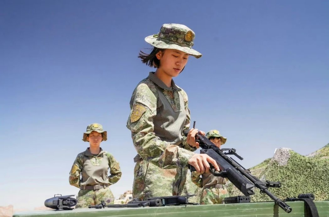 400米冠军，女兵射击第一。来自贵州的女兵黄丽君不爱红装爱武装，在军营用热血铸就不平凡的人生