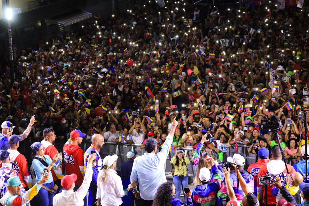Soykarinacarpio's tweet photo. Se Desbordó Aragua de Amor, Alegría y Esperanza rumbo a la Gran Victoria este 28 de Julio de nuestro Presidente @NicolasMaduro 

¡Aragua es la Cuna de la Revolución! 
¡Viva la Patria! 🙏🏻🌸 https://t.co/SFN2PHjZXg