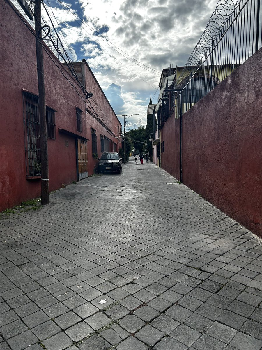 neuroteacher's tweet image. #SálvameRadio #ClienteSatisfecho con el #OriginalyCopia, acá todo sereno, por la tarde mucho sol la zona de hospitales (Tlalpan) y un choque enfrente del Instituto Nacional de Rehabilitación 😬