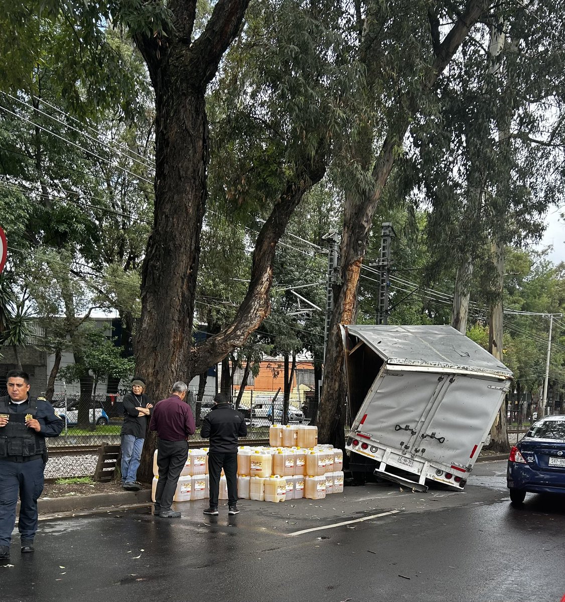 neuroteacher's tweet image. #SálvameRadio #ClienteSatisfecho con el #OriginalyCopia, acá todo sereno, por la tarde mucho sol la zona de hospitales (Tlalpan) y un choque enfrente del Instituto Nacional de Rehabilitación 😬