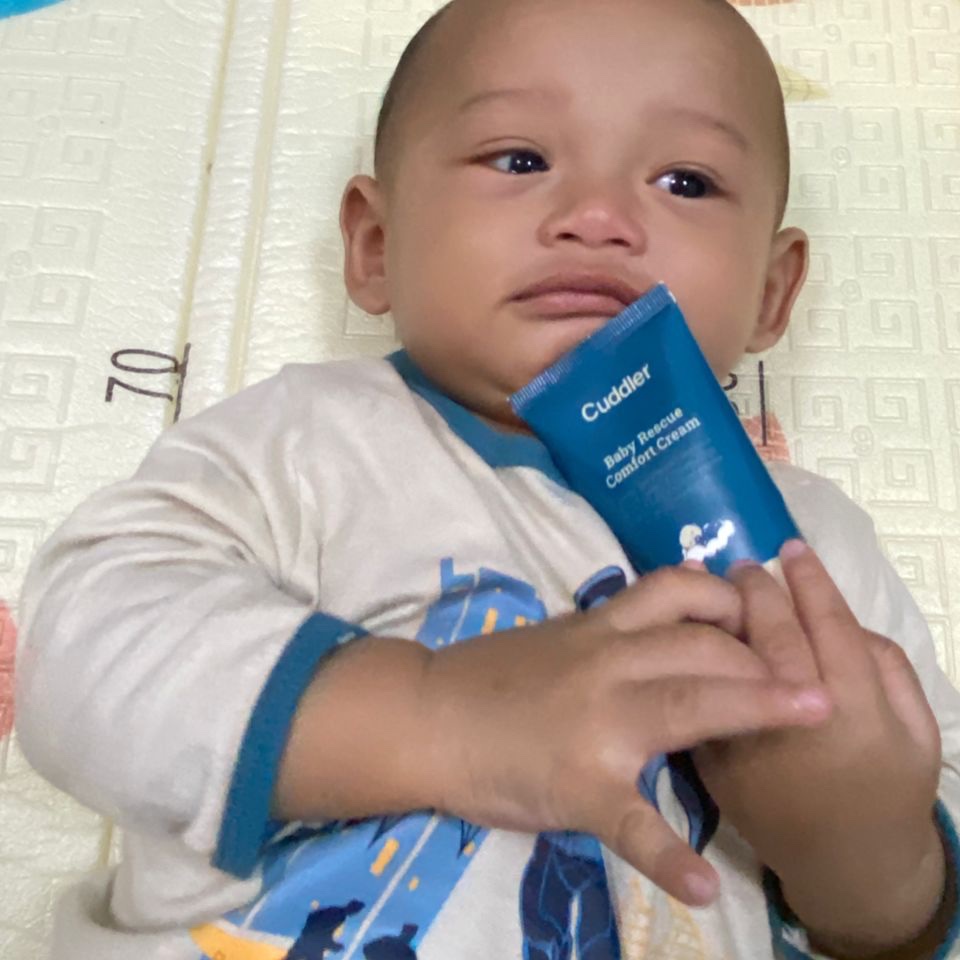 Eisa tengah fikir jap berapa lama dah pakai Cuddler Cream 🤔 Eh lama juga lah Eisa pakai dari baby sampai dah setahun masih setia dengan Cuddler Cream!