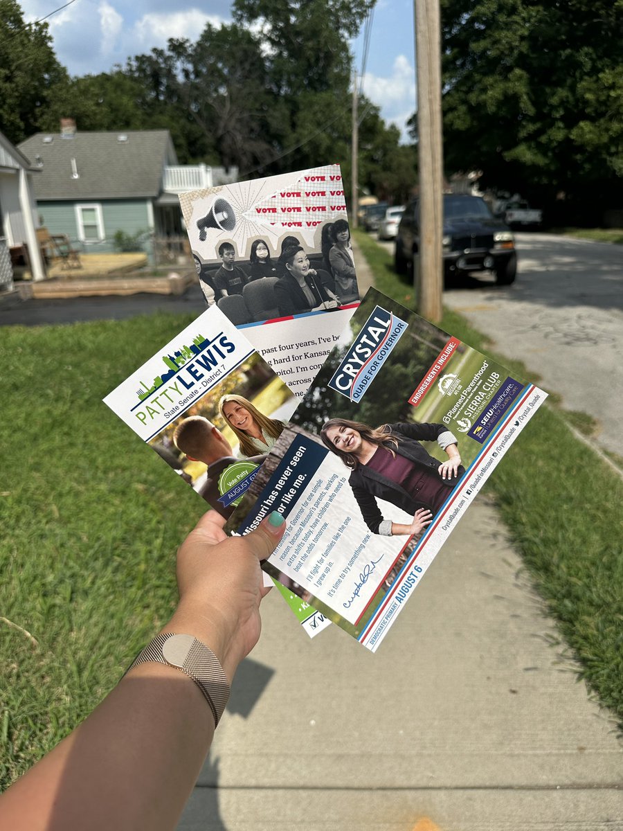 EmilyforKC's tweet image. The #pamily team is back! Knocking in district 24, senate district 7 &amp;amp; Gov! 

#Vote Aug 6! No excuse absentee voting started today.
 
Me: emilyformissouri.com
@Patty4MO : pattyformo.com
@crystal_quade : crystalquade.com
@MO_HouseDems : mohousedems.com