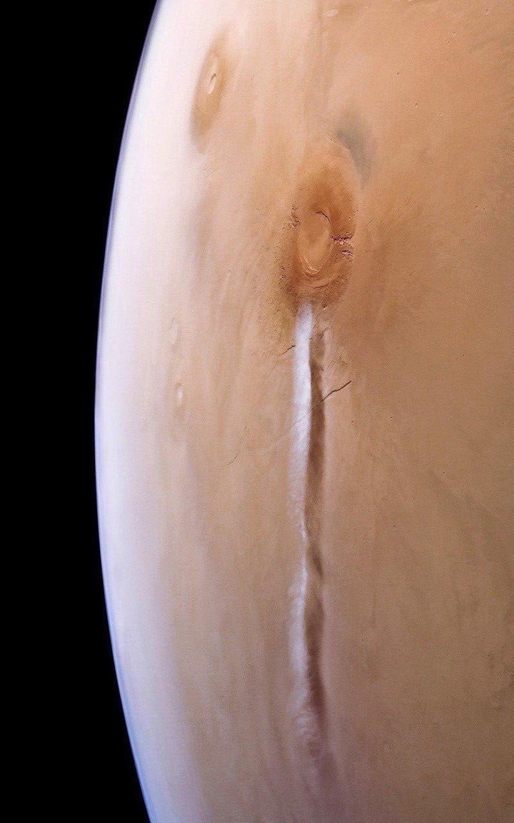 A 1500 Kilometer long lonely clouds spotted on Mars.