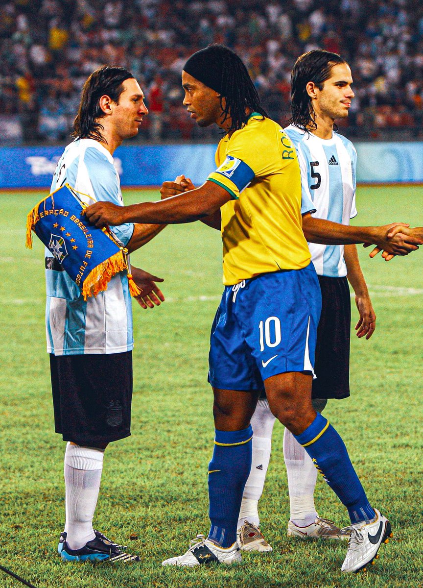 Mirá lo que es esta pedazo de imagen. Lo peor es que esa vez Argentina goleó 3-0 a la Brasil de Dinho en semifinales, con Lionel, Román, el Kun Agüero y Di María a la cabeza.

Juegos Olímpicos eran los de antes, hermano. Qué recuerdos.. 

🇦🇷🔙🥇
