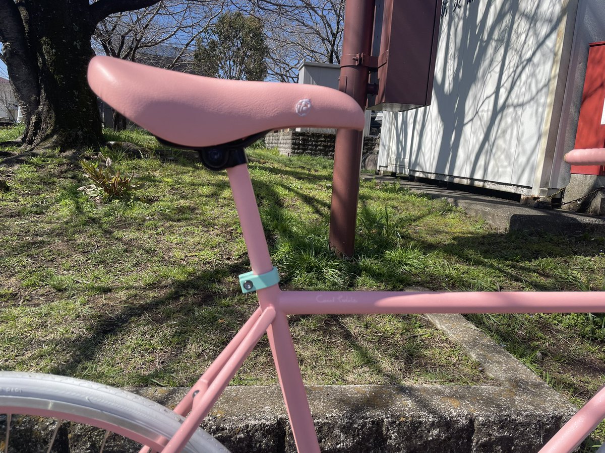 coccipedale's tweet photo. ピンクベースの一台🚲所々に配色されたエメラルドグリーンが綺麗に映えていますね！ピンクといえばキュートな印象ですが、爽やかにイメチェンですね✨ https://t.co/QlEEQ4xQou