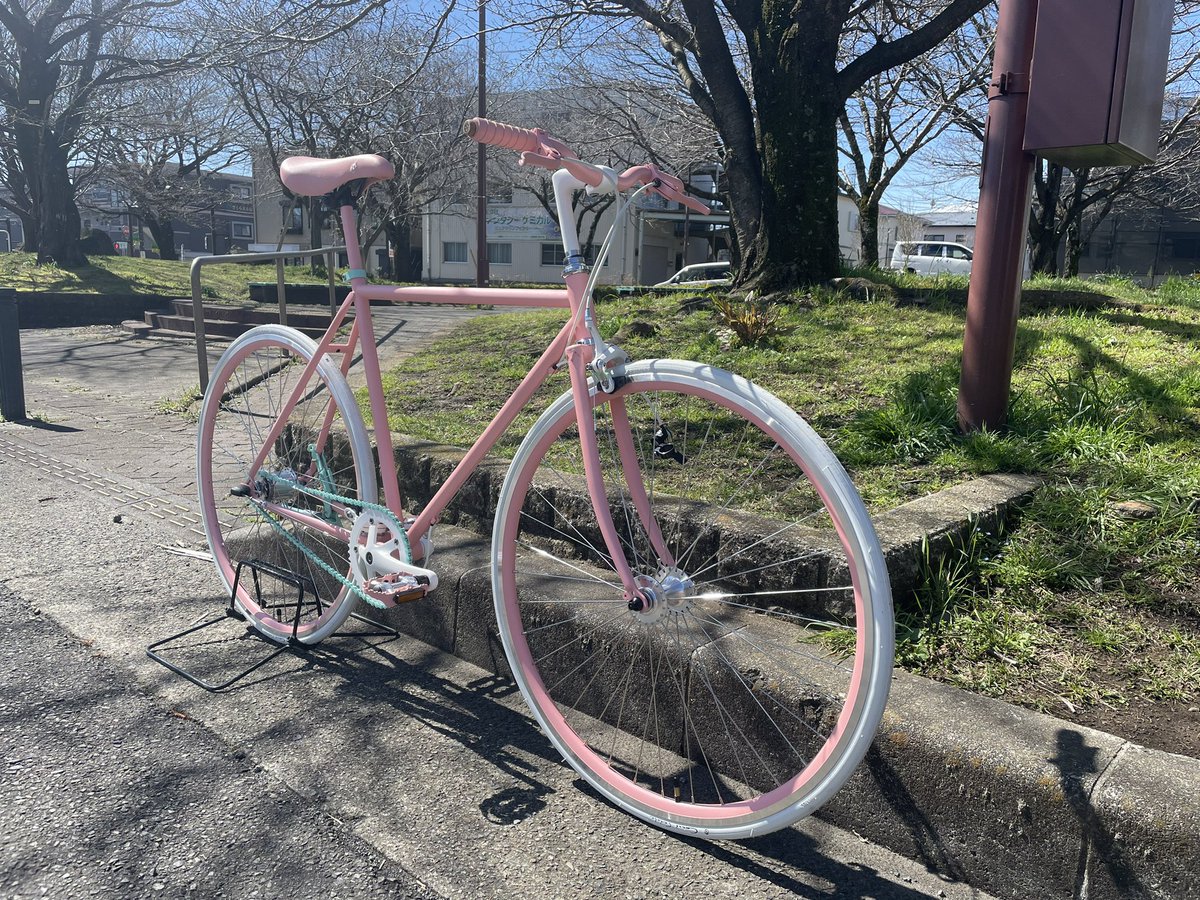 coccipedale's tweet photo. ピンクベースの一台🚲所々に配色されたエメラルドグリーンが綺麗に映えていますね！ピンクといえばキュートな印象ですが、爽やかにイメチェンですね✨ https://t.co/QlEEQ4xQou