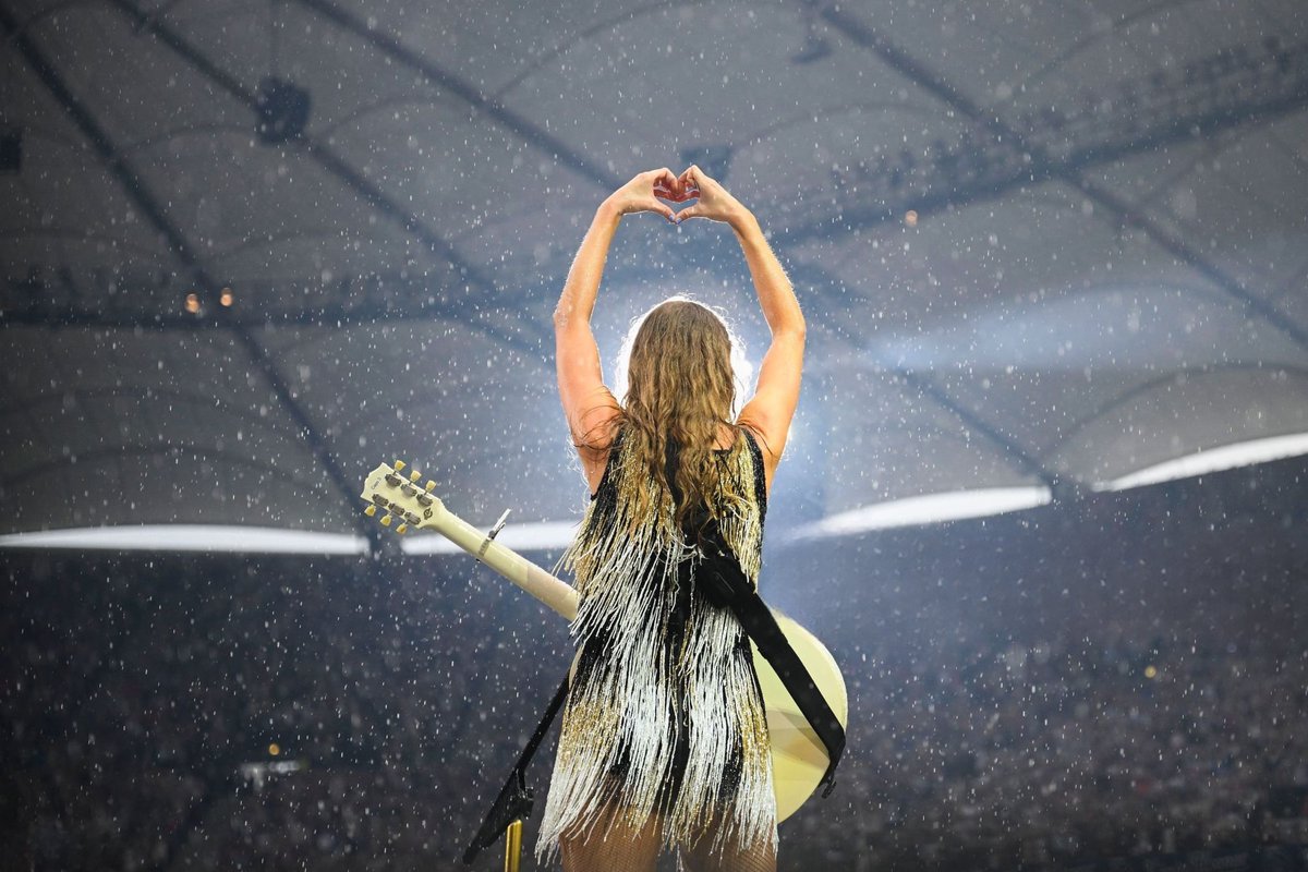 CCortave24's tweet photo. Taylor Swift’s Eras Tour rain show in Hamburg! #HamburgTSTheErasTour 🌧️🎶 https://t.co/Vn1vt69p4i