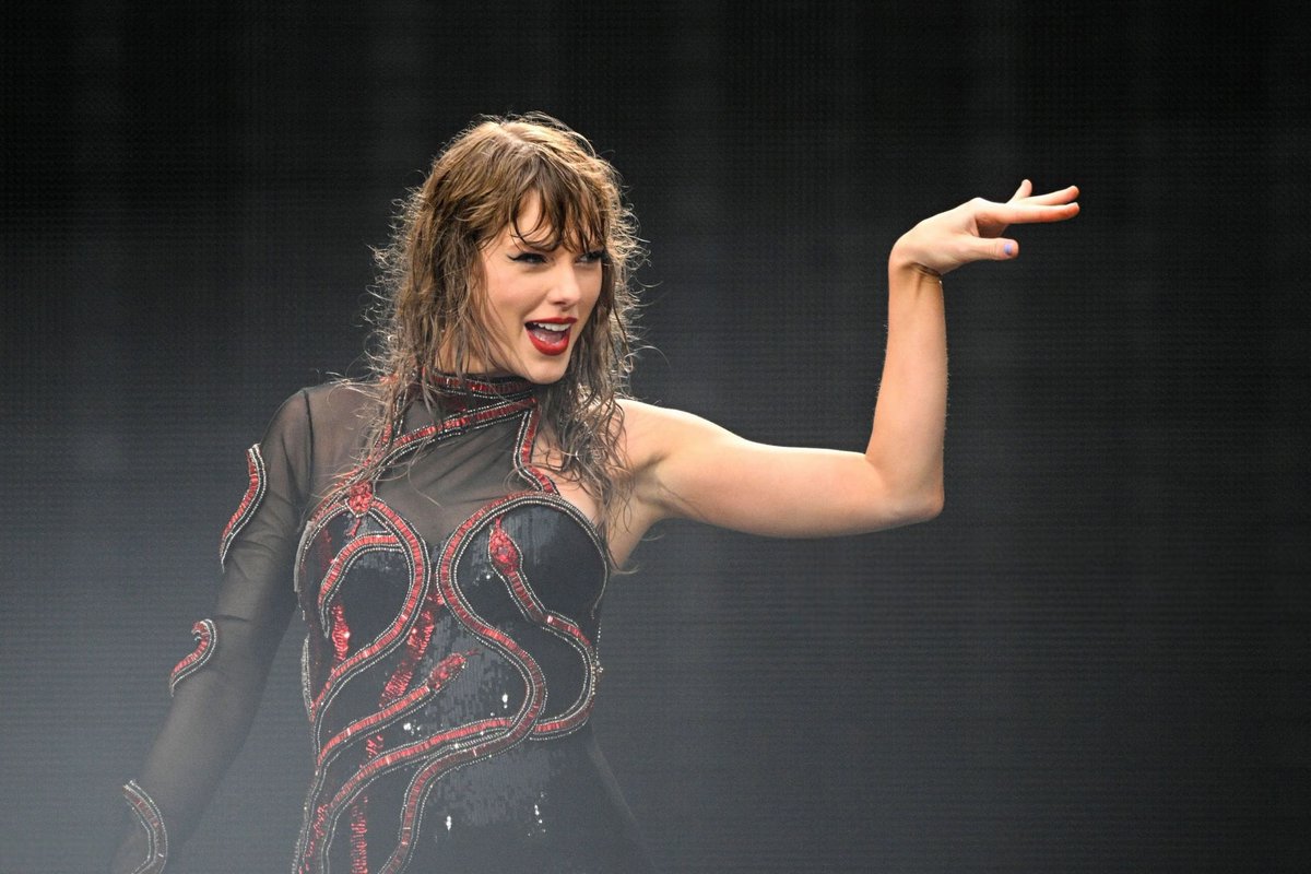 CCortave24's tweet photo. Taylor Swift’s Eras Tour rain show in Hamburg! #HamburgTSTheErasTour 🌧️🎶 https://t.co/Vn1vt69p4i