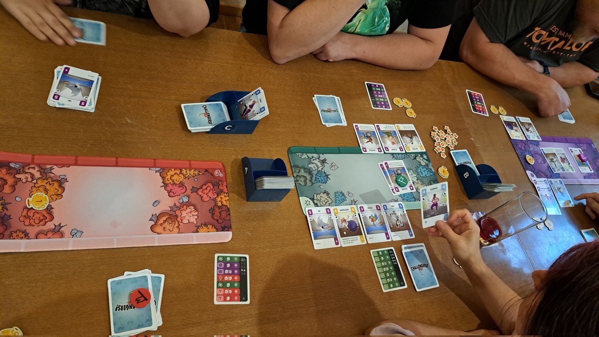 Sibi30015224's tweet image. Ein (wie immer) cooler Spieleabend beim wöchentlichen Spieletreff. Und nach über einem Jahr endlich mal wieder #Challengers gespielt. Zu sechst und im Finale ganz knapp gegen @maniac_pac gewonnen. 😄🏆 Danach noch zu fünft eine Partie #SpaceBase. Auch immer noch echt gut! 🚀