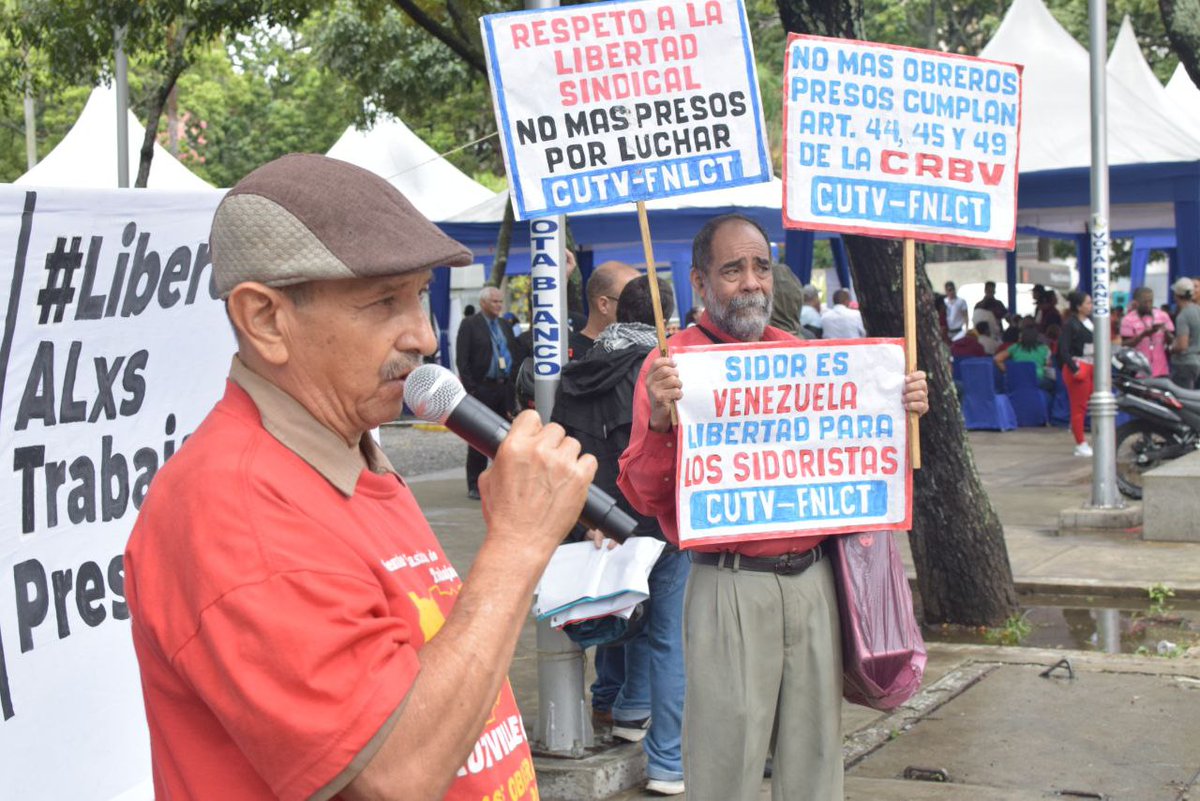 PCV_Venezuela's tweet photo. #23Jul Piquete ante el Ministerio Público en solidaridad con Jean Mendoza, Secretario General del Sindicato de Trabajadores de Empresas Manufactureras de la Madera y sus Similares.

La trasnacional chilena Masisa ─con la complacencia de instancias del poder judicial venezolano─ pretende llevarlo a la cárcel.

El supuesto «delito» de Mendoza no es otro que asumir acciones en defensa de los derechos laborales.

¡Basta de criminalizar a quienes luchan!

#SolidaridadConJeanMendoza