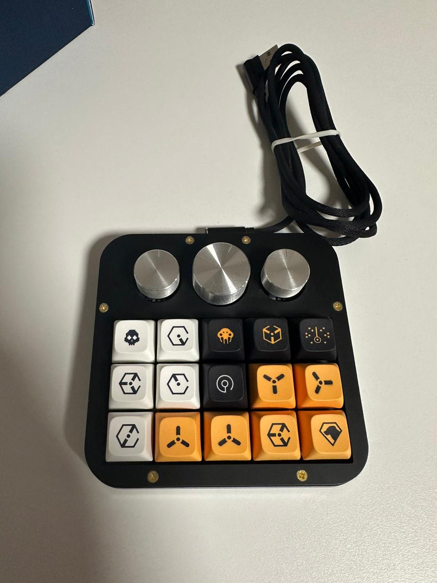 LeandroTruppa's tweet photo. Gente estoy vendiendo las siguientes cosas:

- StreamDeck (15 Botones)
- Winry315 (18 Botones y 3 Knobs, No incluye las keycaps)
- Steam Link
- SoundCore Q30

Precio y consultas por MD. 

Se agradece RT. https://t.co/liBxKGR8S1