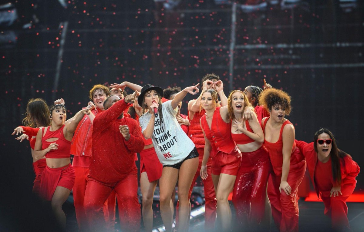 TSTheErasTour's tweet photo. Rain Show, Yes!☔️  KAM Birthday, Yes 🥳! #HamburgTStheErasTour the first night just ended. 🤍 #TStheErasTour #TaylorSwift 

📸: Gregor Fischer / @GettyVIP / TAS Rights Management https://t.co/UhEFkhLudR