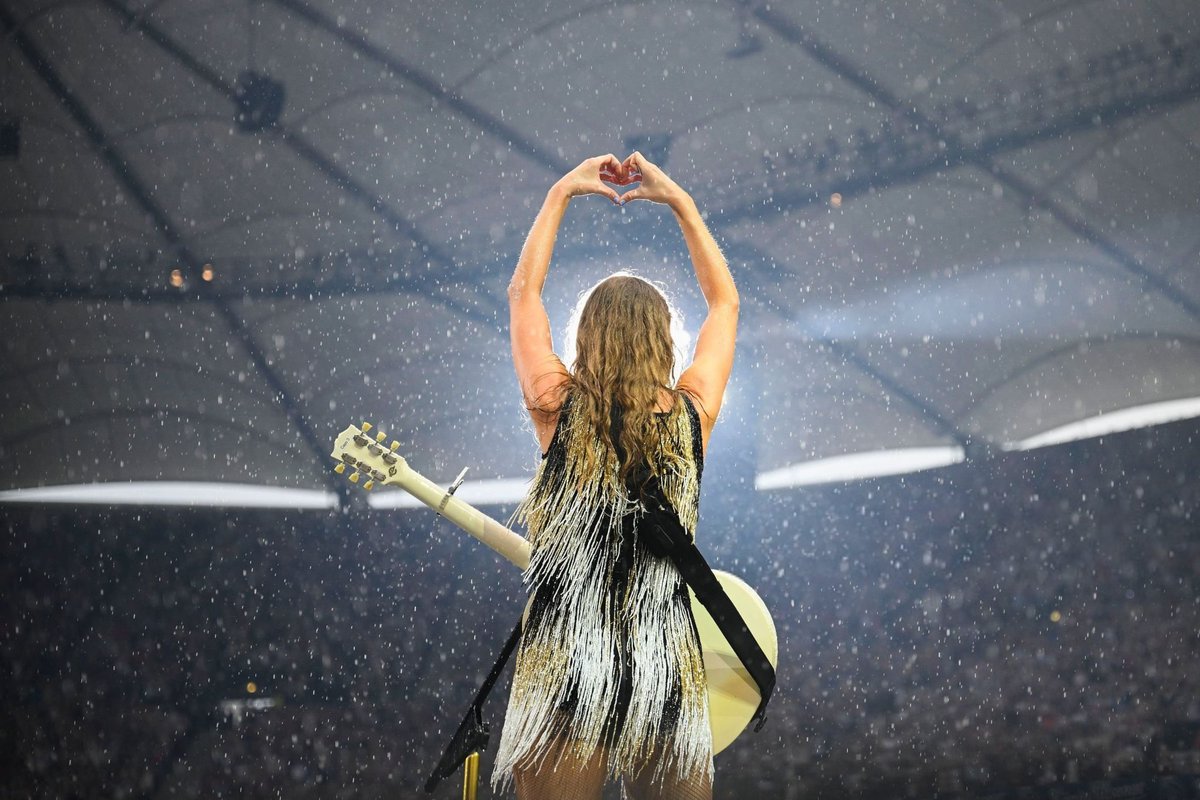TSTheErasTour's tweet photo. Rain Show, Yes!☔️  KAM Birthday, Yes 🥳! #HamburgTStheErasTour the first night just ended. 🤍 #TStheErasTour #TaylorSwift 

📸: Gregor Fischer / @GettyVIP / TAS Rights Management https://t.co/UhEFkhLudR