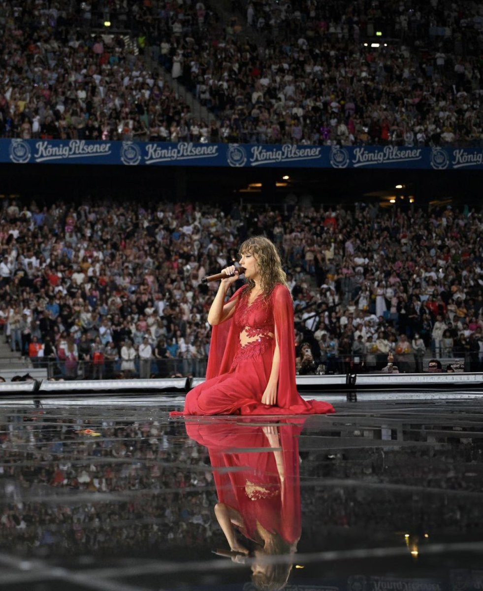 TSTheErasTour's tweet photo. Rain Show, Yes!☔️  KAM Birthday, Yes 🥳! #HamburgTStheErasTour the first night just ended. 🤍 #TStheErasTour #TaylorSwift 

📸: Gregor Fischer / @GettyVIP / TAS Rights Management https://t.co/UhEFkhLudR