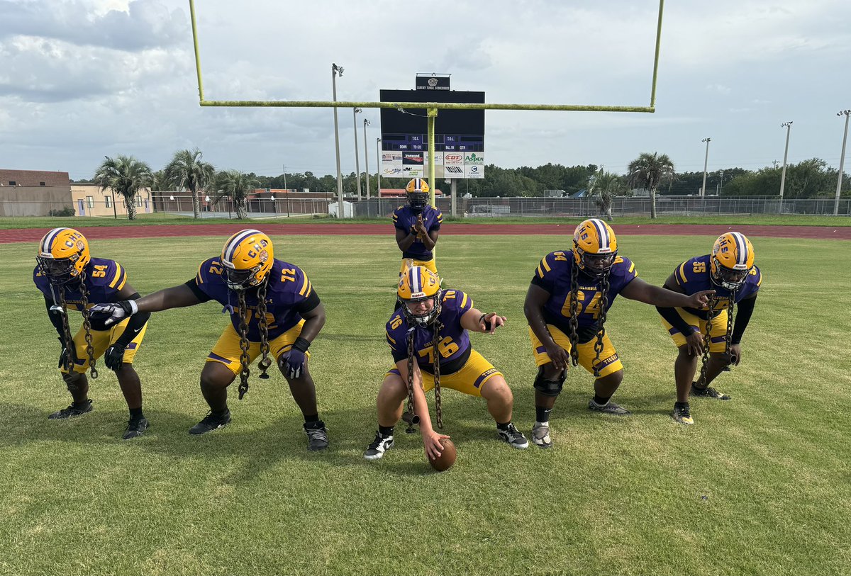 I had to steal this picture from media day……….👀<a href="/CHSTigerPride_/">Columbia High Football</a>