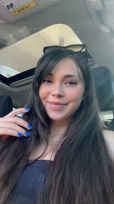 1 pic. Selfie and toes 💙✨ https://t.co/AG5hFhVpN8