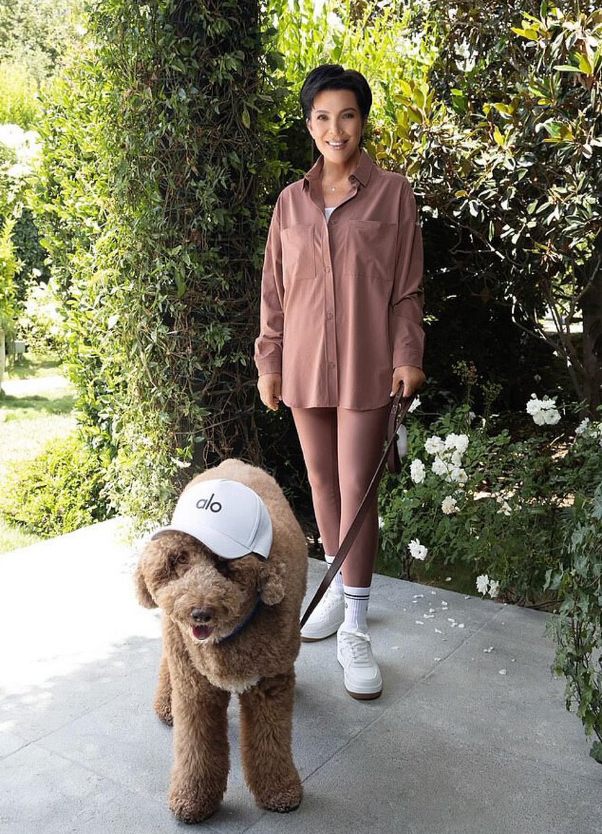 YPFPodcast_'s tweet photo. Full time manager, part time catfish #KrisJenner shows off her new photo where she clearly photoshopped herself to look like her daughter #KimKardashian. https://t.co/y37aym0R4P