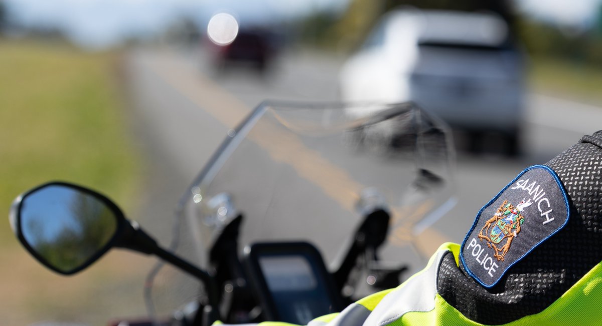 SaanichPolice's tweet photo. South bound traffic on the Pat Bay Highway is down to one lane just south of Haliburton Road. The closure is to allow fire crews to safely deal with a grass fire on the shoulder of the highway. https://t.co/nWdt37PLXh