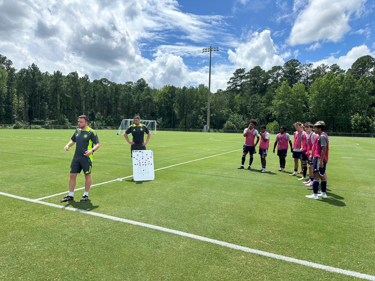 CelticSocAcad's tweet photo. 🇺🇸🍀 Great day yesterday with Darren O’Dea and Ray Hewitt delivering a Coach Education session based on Pressing with @inspiresportNA &amp; @soccerdotcom 

Big thanks to @NorthCarolinaFC for providing us with players for the event!🤝 

#TheBhoysOfSummer #StatesideCelts 🇺🇸🍀 https://t.co/RtA0mGytYk