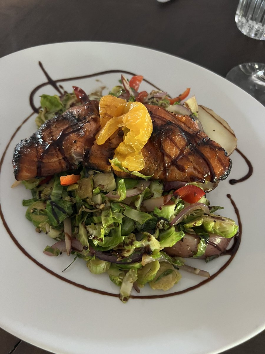 BairdsonB's tweet photo. Delicious seared King Salmon served with roasted potatoes, seasonal veggies, fresh herbs, tossed with deglazed white wine. Join us tonight for Happy Hour, stay for Dinner! #lakeoswego https://t.co/ttEVLJGqFh