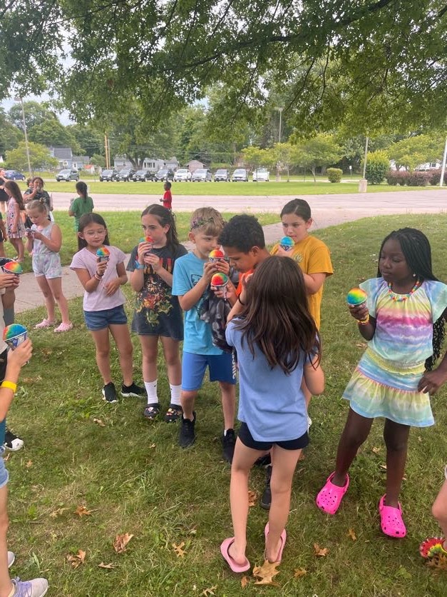 KidscareGCSD's tweet image. Today was Talent Tuesday for Morning Meeting. We also made corn husk dolls for our Pioneer Days theme, had ice cream from @jojoscoolbus, and enjoyed afternoon clubs including Loom Band Club (run by the children) and Yard Games Club! #pioneerdays #Back2TheFuture @GreeceCentral