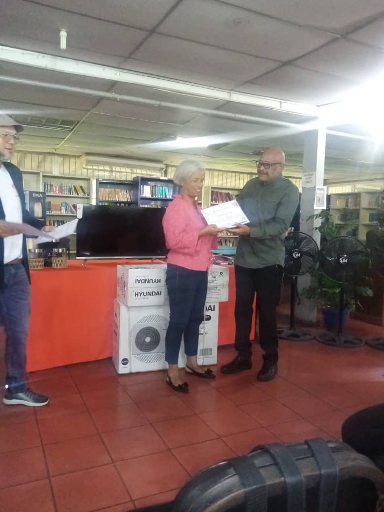 SocialesVIPI's tweet photo. ¡En reconocimiento a su labor!
Hoy se realizó la entrega de reconocimientos a los docentes del PCSE de la UNELLEZ-VIPI por su desempeño durante el período académico. Agradecemos su valioso aporte a la formación de nuestros estudiantes.
#UNELLEZ #PCSE #Docentes #Reconocimiento https://t.co/ehjQUK1r8m