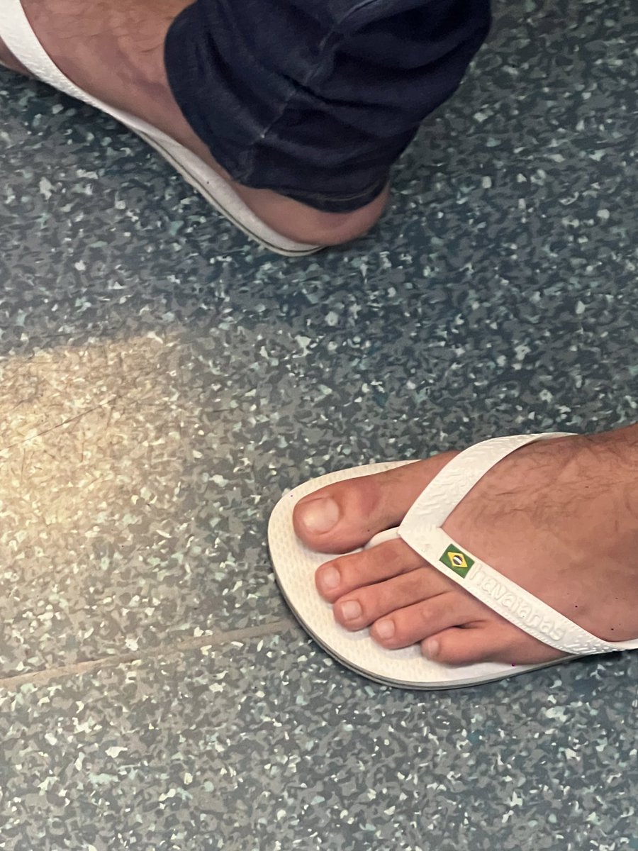pedeneguin's tweet photo. no metrô de sp #feetspy https://t.co/iVuHUUFZQV
