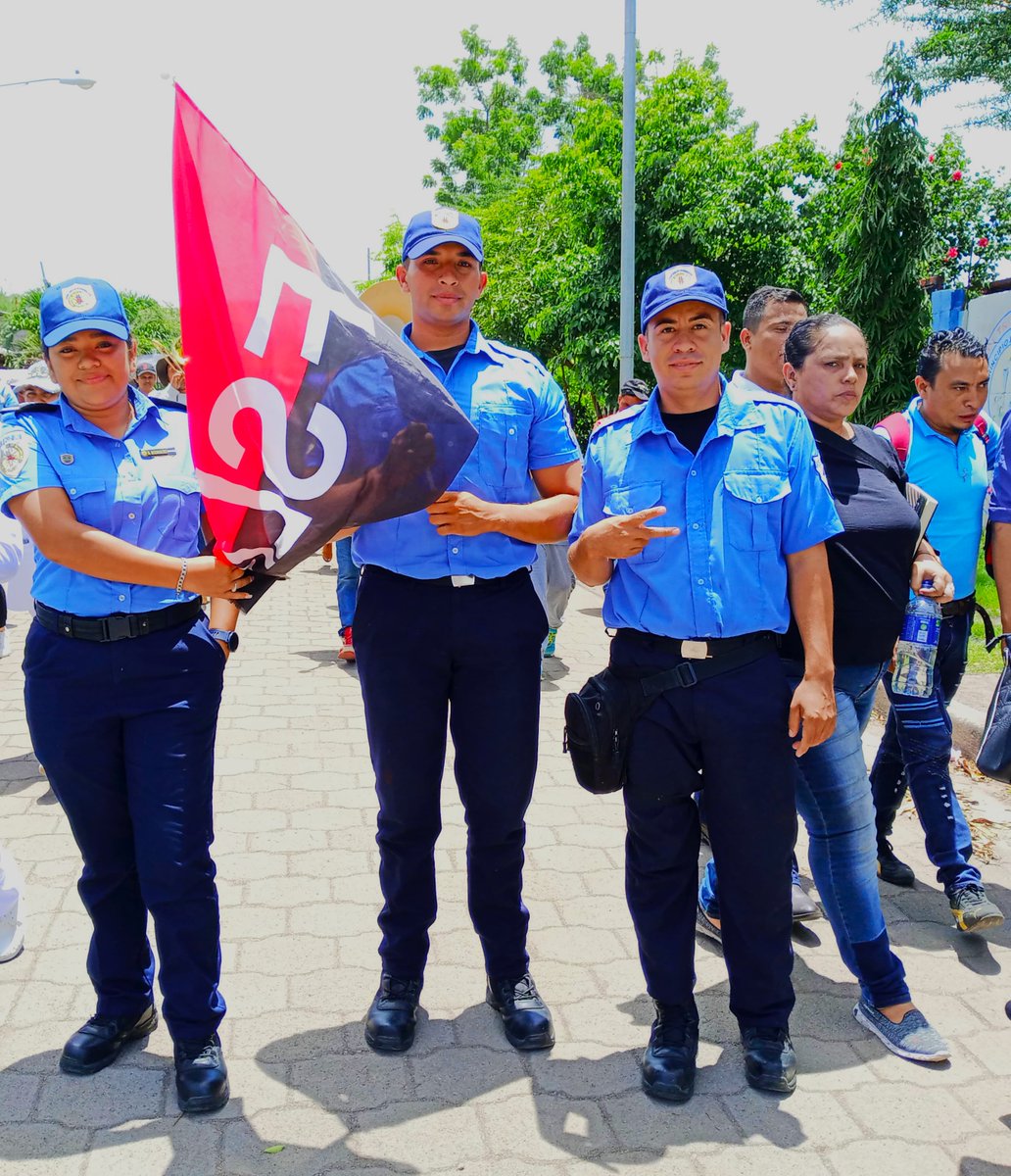 Desfile en conmemoración a día Nacional del Estudiante Nicaragüense. Juntos, caminamos con el corazón lleno de orgullo y gratitud, rindiendo homenaje a aquellos jóvenes que dieron su vida por un ideal más grande.