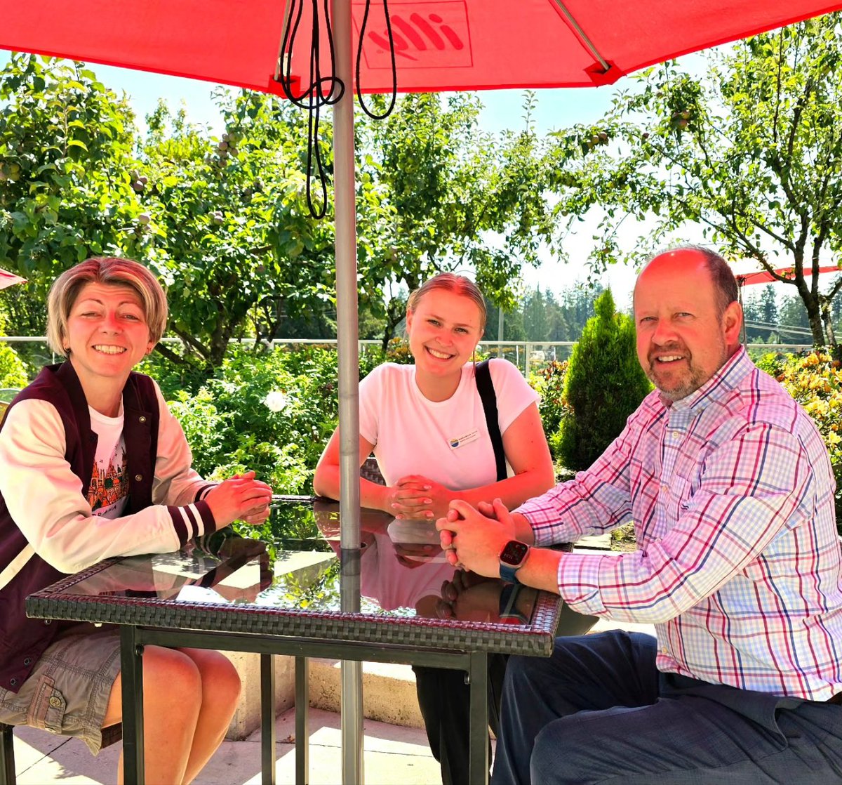 👋 NV Chamber in Your Neighbourhood! 🌄 This morning we enjoyed talking to members in #EdgemontVillage, including Amica Senior Lifestyles, Giftworks Boutique &amp; Bayshore Wealth. 🌊 Look out for us in #DeepCove on Friday, July 26! 

#NVChamber #NorthVancouver #ShopTheShore